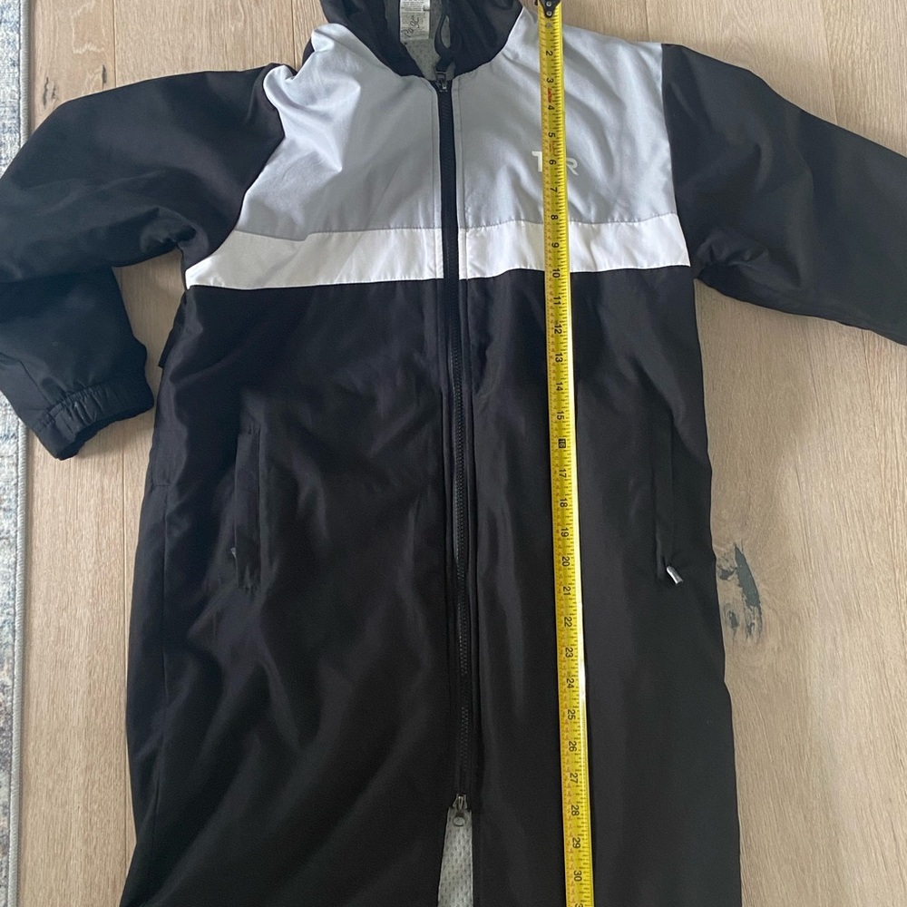 Gear up in the TYR Youth Alliance Podium Parka. - Picture 9 of 10